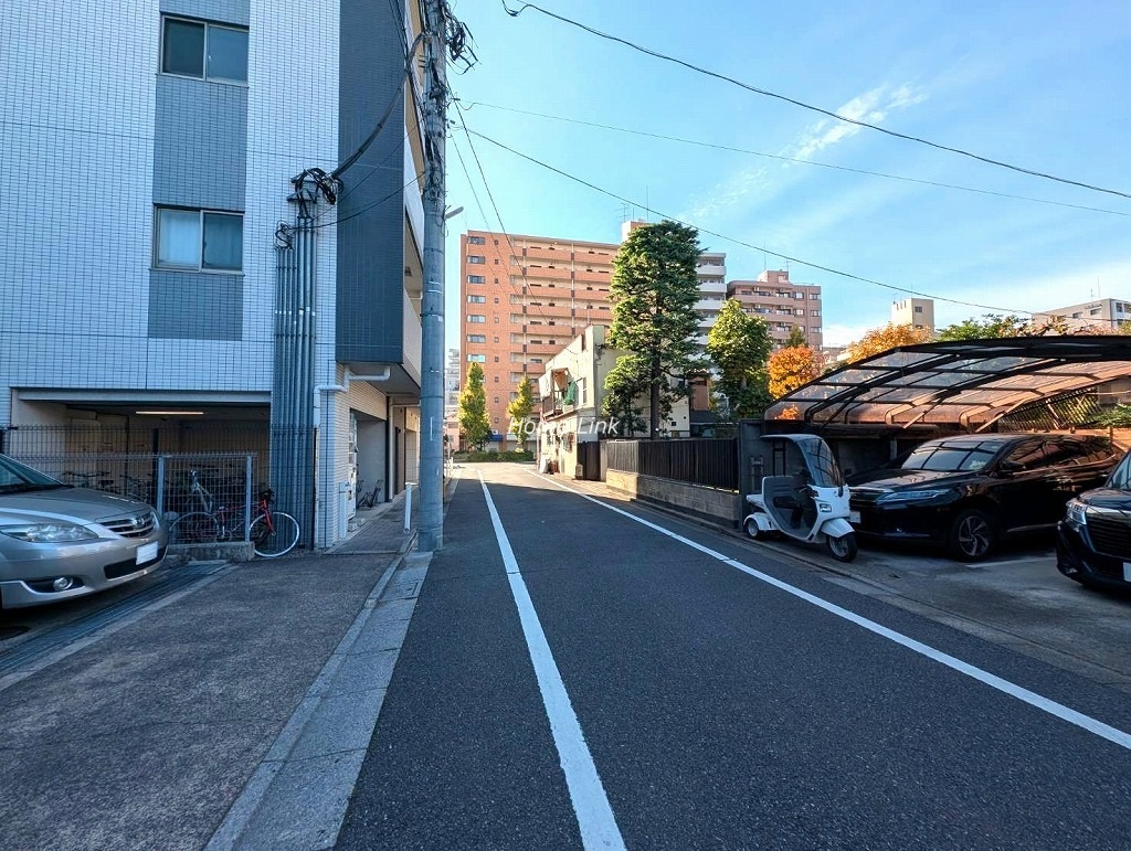 メセーヌ　北西側 前面道路